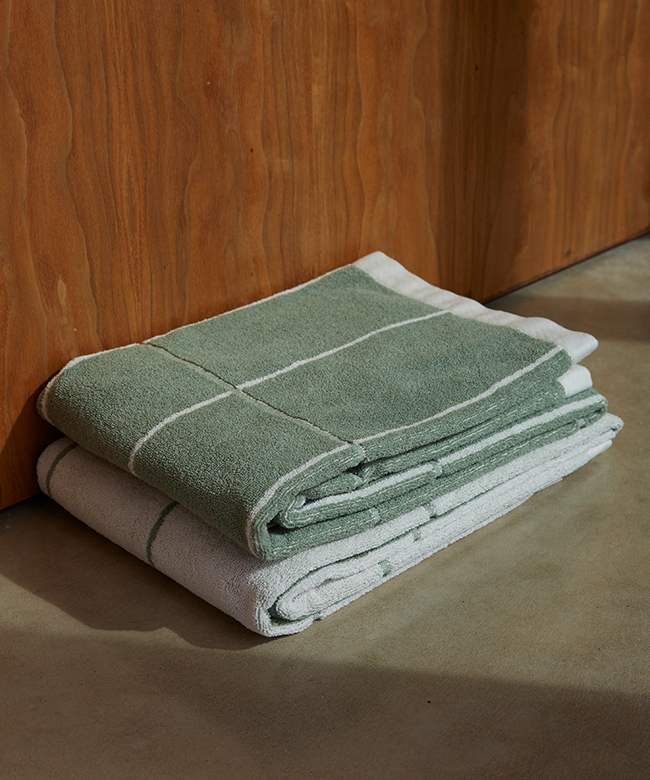 Baina organic cotton bath towel in bethnell green and cream