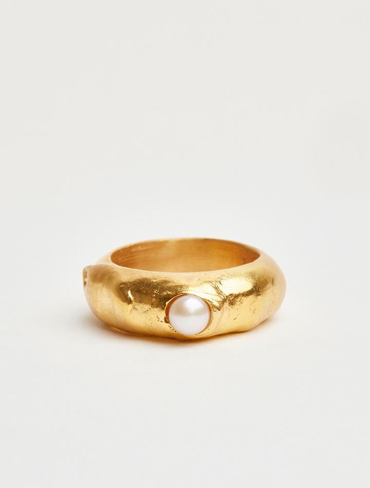 ethical sustainable recycled jewellery carolina de barros perla pearl and gold ring