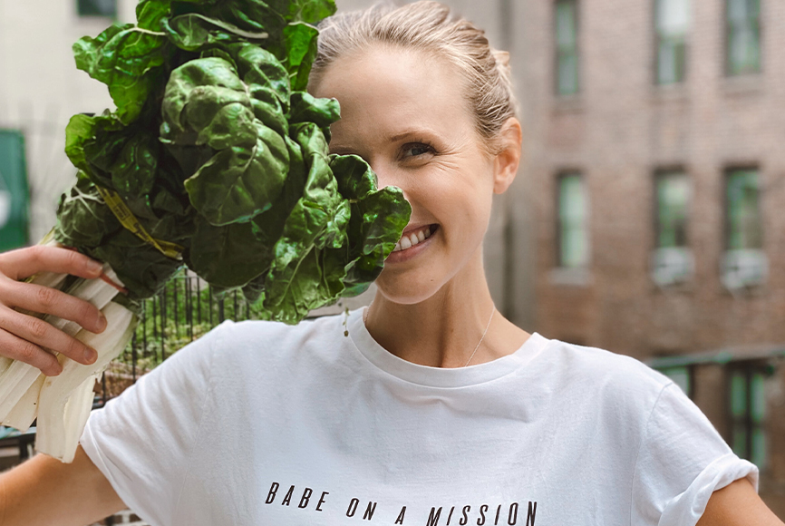 anne-therese-climate-optimist-anne-holding-leafy-greens-infront-face-photo