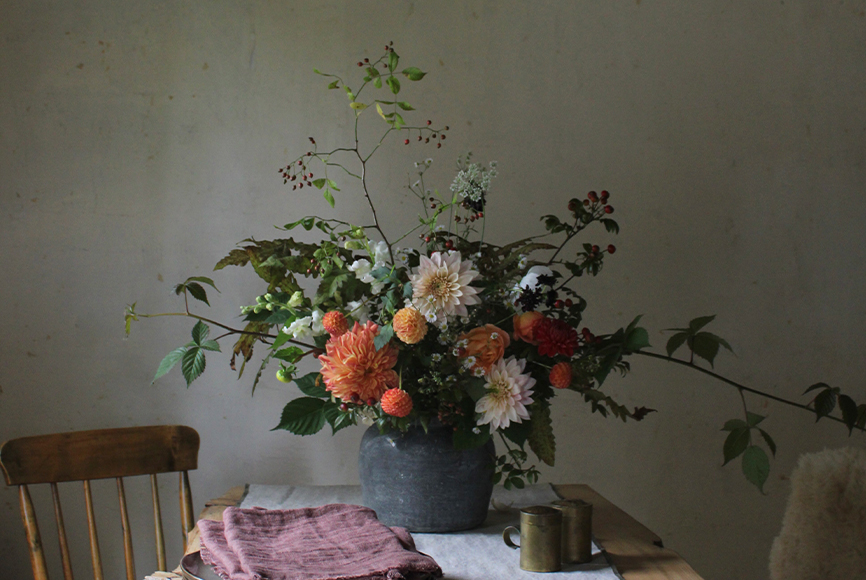 bess-piergrossi-landscape-editorial-image-flower-arrangement-on-table-mood-lighting