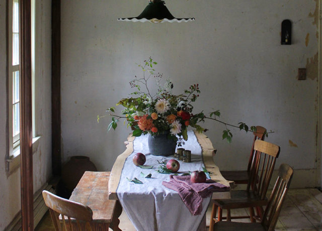 bess-piergrossi-landscape-editorial-image-dining-table-with-flowers