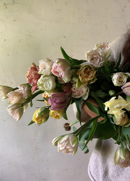 bess-piergrossi-editorial-image-bess-holding-flower-arrangement