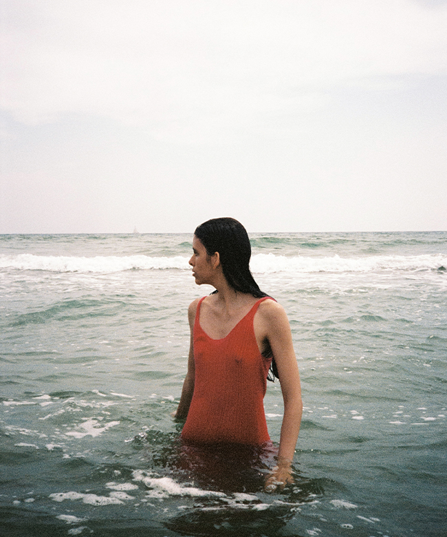 leap-cashmere-knitted-round-neck-dress-pink-editorial-portrait-photograph-in-the-sea