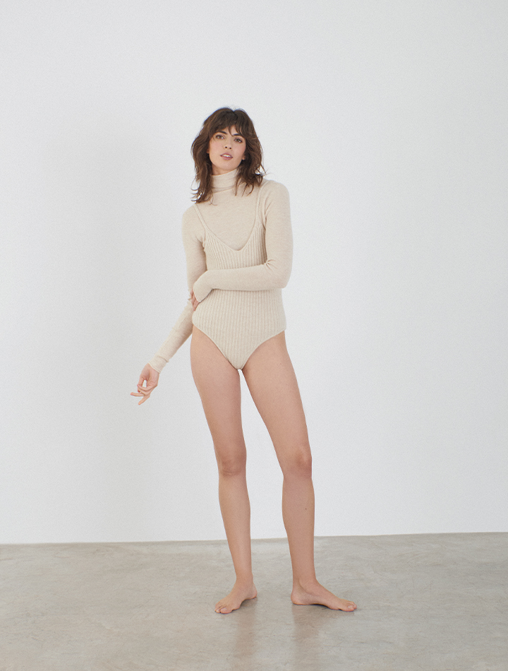 leap-concept-ecru-cashmere-knitted-turtleneck-image-model-standing-pose
