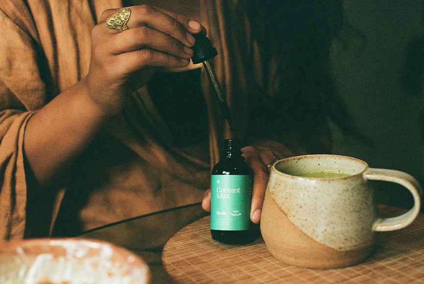 stephen-from-onda-editorial-landscape-image-onda-wellness-product-content-mint-with-tea-person-holding-dropper