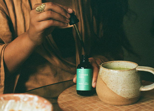 stephen-from-onda-editorial-scroll-image-onda-wellness-product-content-mint-with-tea-person-holding-dropper