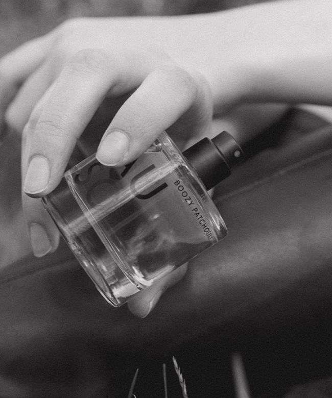 eauso-vert-boozy-patchouli-product-lifestyle-image