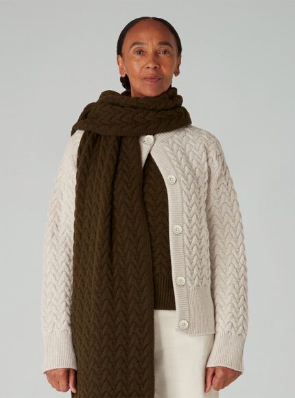 The BORDER CABLE Cardigan in Lait