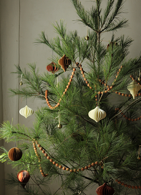 Sustainably foraged Christmas tree with decorations by Bess Piergrossi for Rêve En Vert