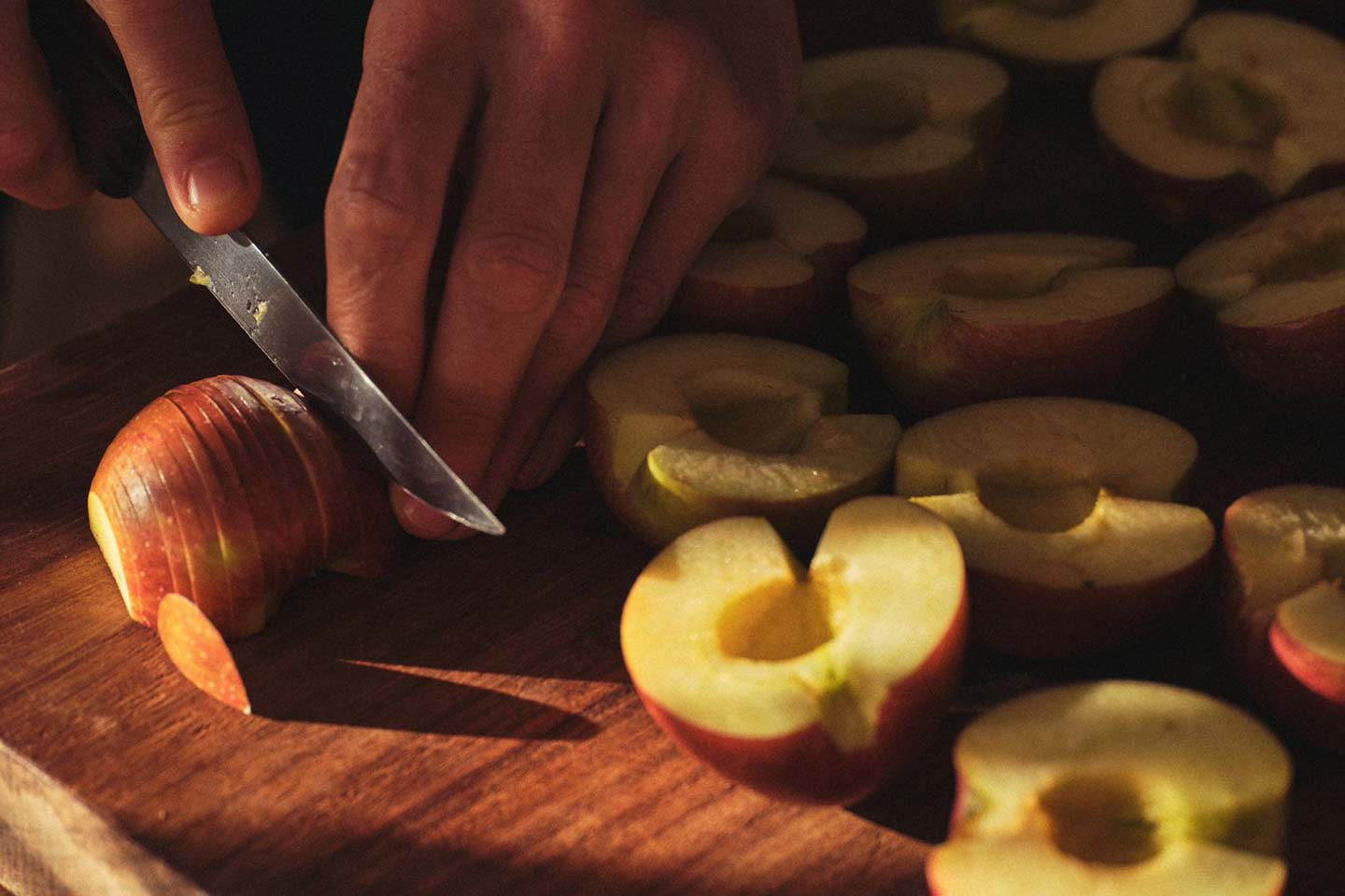 A man cutting organic apples